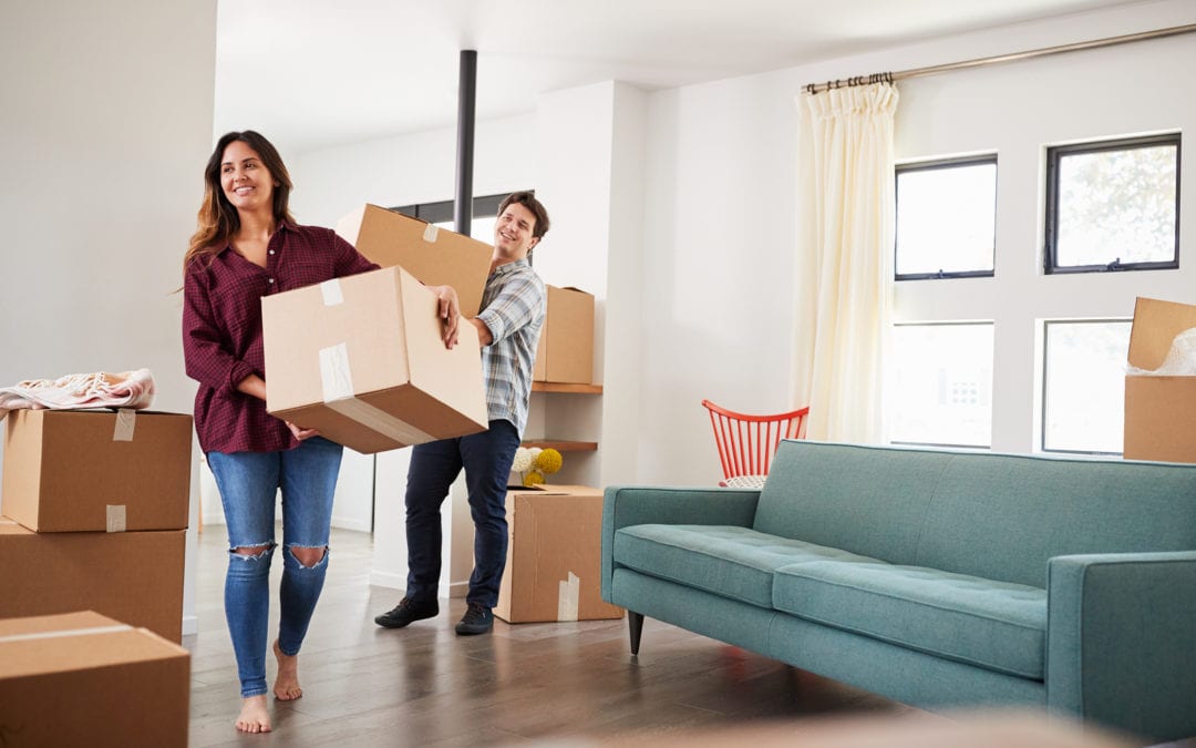 bigstock-Excited-Couple-Carrying-Boxes-251226727-1080×675