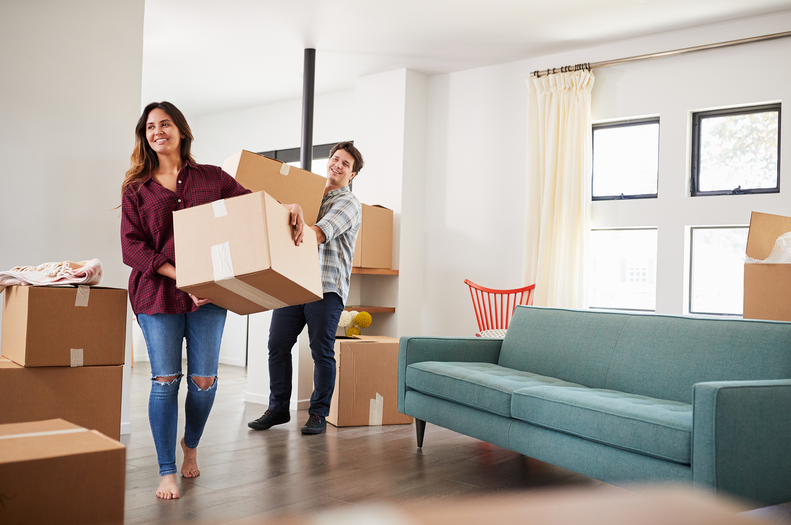 bigstock-Excited-Couple-Carrying-Boxes-251226727-1